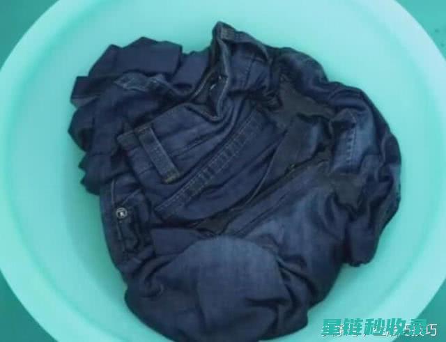 牛仔裤清洗秘籍：手洗还是机洗？效果大不同 (牛仔裤清洗秘诀)
