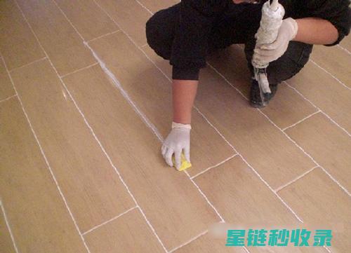 瓷砖缝变黑变脏？这些清洁方法不容错过 (瓷砖缝变黑变硬怎么办)