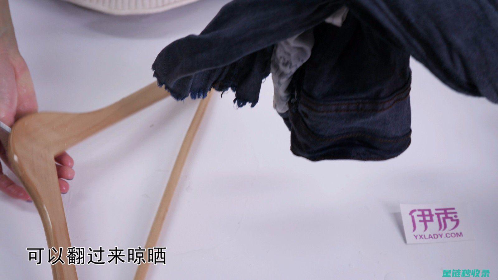 牛仔裤清洗时的浸泡时间，对去污效果有帮助吗？ (牛仔裤清洗时水发黄)
